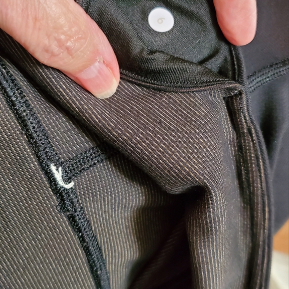 Lululemon black Capri size 6 - Picture 2 of 4
